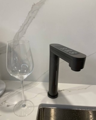 【小江淨水設備】宮黛三溫GD-800冰溫熱廚下型飲水機，搭配微電腦RO 400G烤漆腳架直出機（100%台灣零件組裝）。